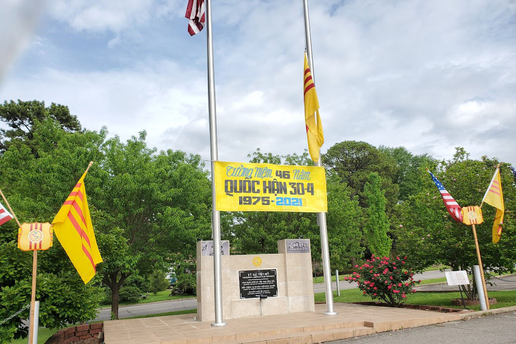 Vietnam flag three outlet stripes